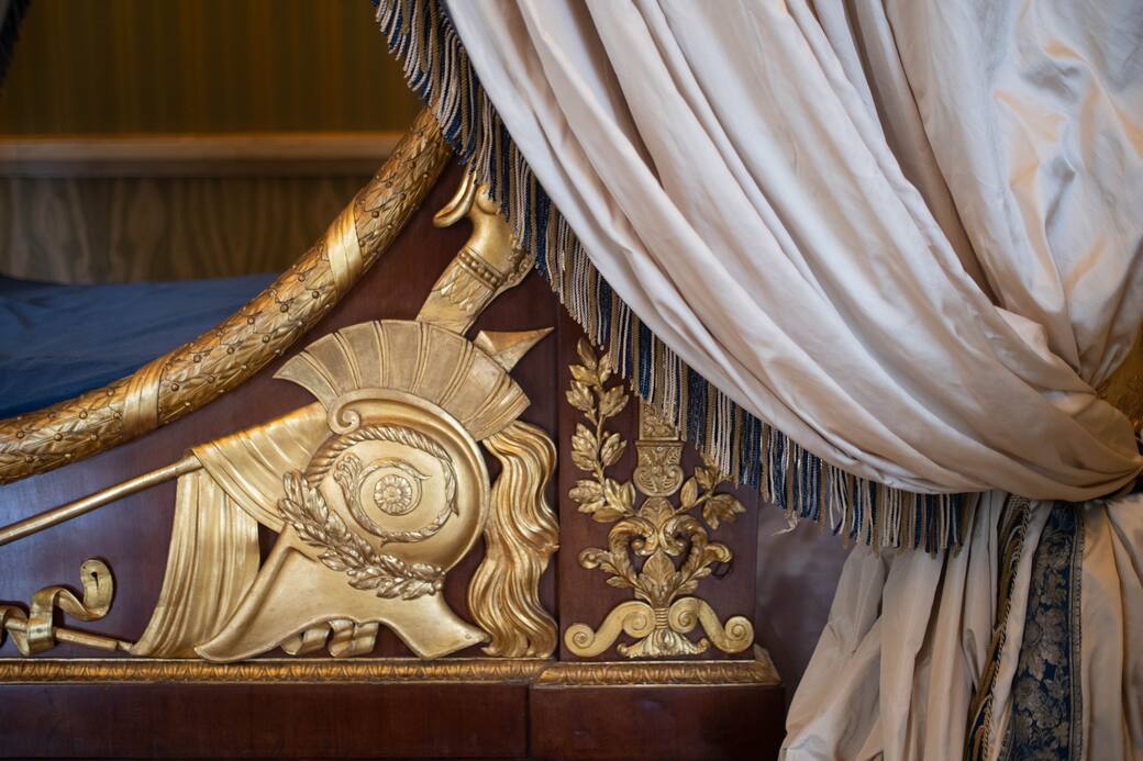 dettaglio_della_decorazione_e_tessuti_del_letto_di_Gioacchino_Murat_Reggia_di_Caserta.jpg