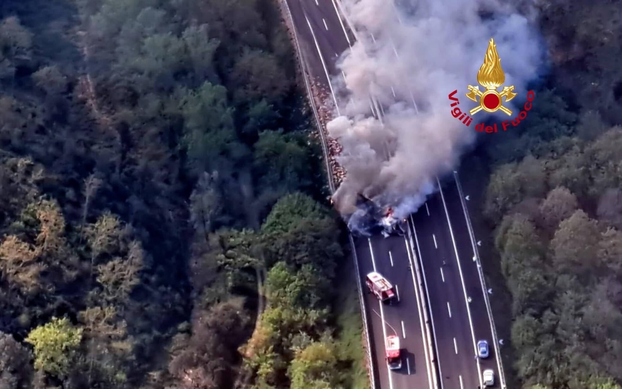 Un camion prende fuoco, l'autostrada chiusa, viabilità alternativa in tilt. Accade a due chilometri da Arezzo. L'incidente si è verificato oggi pomeriggio poco prima delle 16 sulla A1 Milano-Napoli al km 357, tra i caselli di Arezzo e Valdarno, e nel quale è rimasto coinvolto un mezzo pesante che in seguito all'incidente ha preso fuoco. Sul luogo dell'evento sono intervenuti i soccorsi meccanici, i vigili del fuoco, la polizia stradale ed il personale del 4° di Firenze di Autostrade per l'Italia, 12 aprile 2024.
ANSA/ VIGILI DEL FUOCO
+++ ANSA PROVIDES ACCESS TO THIS HANDOUT PHOTO TO BE USED SOLELY TO ILLUSTRATE NEWS REPORTING OR COMMENTARY ON THE FACTS OR EVENTS DEPICTED IN THIS IMAGE; NO ARCHIVING; NO LICENSING +++ NPK +++