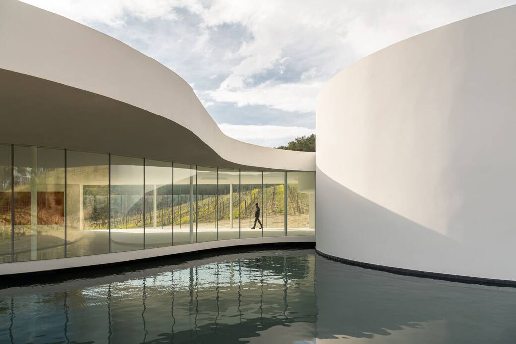 Auditorium di Oscar Niemeyer a Château La Coste. Foto crediti WEARECONTENTS