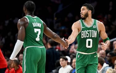 DIETRO A: TATUM & BROWN