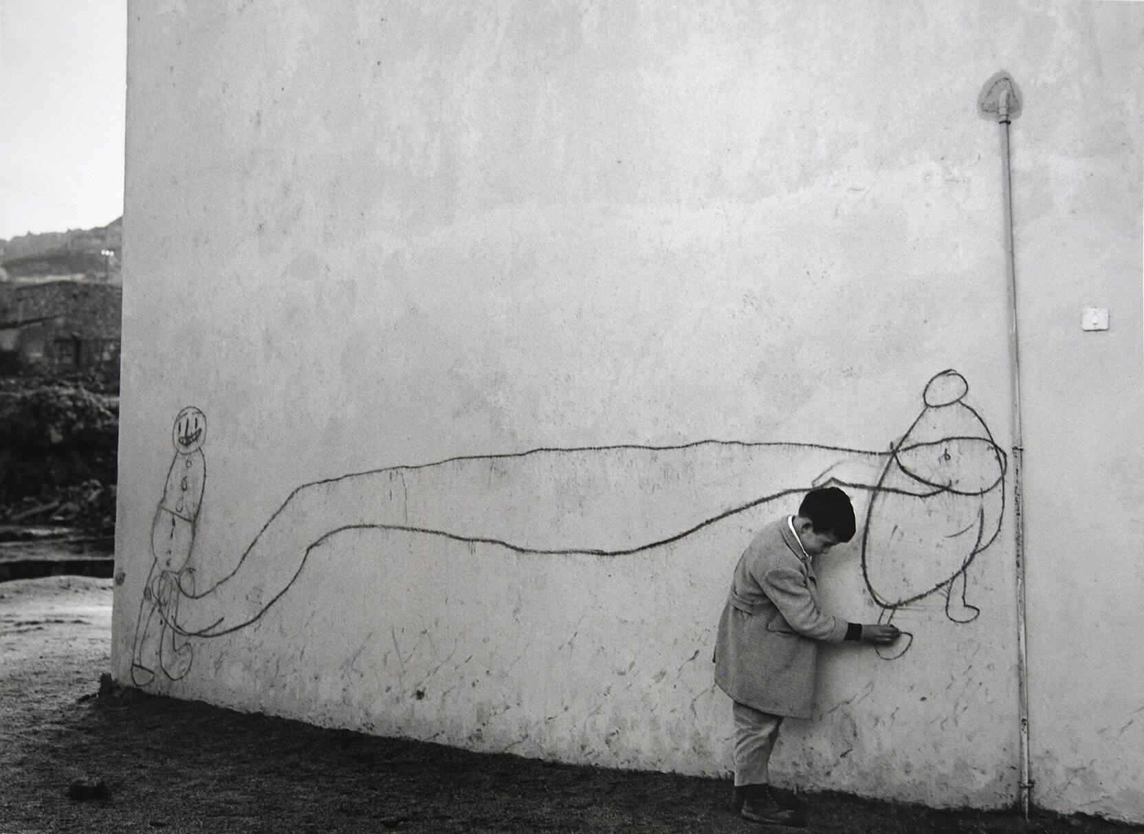 Lisetta_Carmi_Orgosolo_(bambino_vicino_al_murale)_1962._Courtesy_Archivio_Lisetta_Carmi.jpg