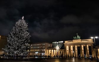 L'albero di Natale davanti alla porta di Brandeburgo a Berlino