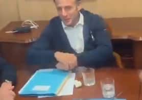 Macron nasconde fazzoletto e si diffonde fake news: "Cocaina". VIDEO