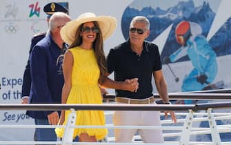 George Clooney e Amal Alamuddin alla Mostra del Cinema di Venezia Venice, ITALY - George Clooney and wife Amal are seen arriving at Marco Polo Airport in Venice for the 81st Venice International Film Festival.
Pictured: Amal Clooney, George Clooney
BACKGRID USA 30 AUGUST 2024
BYLINE MUST READ: Aissaoui Nacer / BACKGRID
USA: +1 310 798 9111 / usasales@backgrid.com
UK: +44 208 344 2007 / uksales@backgrid.com
*UK Clients - Pictures Containing Children
Please Pixelate Face Prior To Publication*