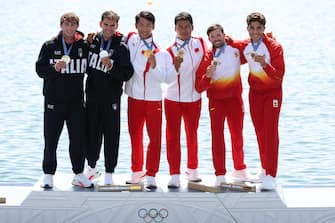 epa11536404 (L-R) Silver medalist team of Italy, gold medlaist team China and bronze medalist team of Spain celebrate during medal ceremony of the Men's Canoe Double 500m Final A of the Canoeing Sprint competitions in the Paris 2024 Olympic Games, at the Vaires-sur-Marne Nautical Stadium in Vaires-sur-Marne, France, 08 August 2024.  EPA/ALI HAIDER