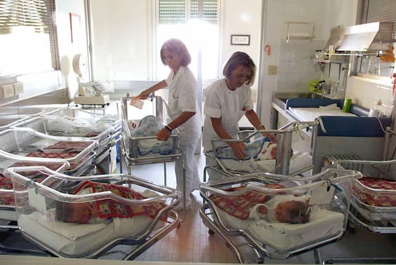 Istat, non si ferma il crollo delle nascite: nel 2023 sei neonati ogni mille abitanti