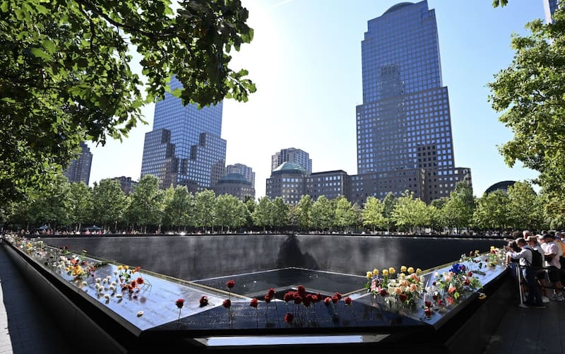 Torri gemelle NEW YORK, UNITED STATES - SEPTEMBER 11: Relatives of victims of the 9/11 attacks visit the National September 11 Memorial and Museum to lay flowers in memory of the victims of the attacks in New York, United States on September 11, 2024. The 2001 attacks involving airliners hijacked by al-Qaida operatives killed nearly 3,000 people in New York, Pennsylvania and the Pentagon. (Photo by Fatih Aktas /Anadolu via Getty Images)
