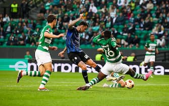 epa11202531 Atalanta´s Gianluca Scamacca (C) scores the 1-1 equaliser goal during the UEFA Europa League round of sixteen first leg soccer match between Sporting CP and Atalanta BC in Lisbon, Portugal, 06 March 2024.  EPA/JOSÉ SENA GOULÃO
