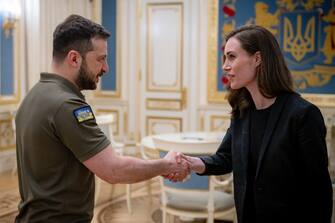 Stretta di mano tra il premier ucraino Zelensky e l'omologa finlandese Marin