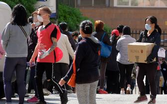 Emergenza Coronavirus, distribuzione della Caritas di pacchi cibo predisposti dal Comune di Roma
