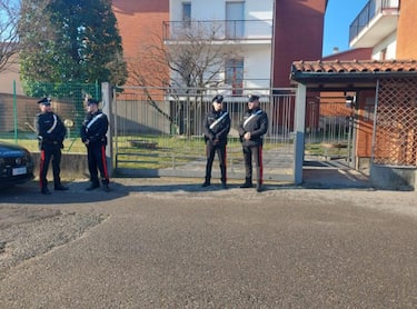 Proseguono gli accertamenti dei carabinieri per far luce sull'omicidio del ventiseienne trovato cadavere nel suo appartamento a Cairate (Varese), 28 gennaio 2024.  È stato ucciso con almeno un fendente alla gola nella notte fra venerdì e sabato Andrea Bossi, probabilmente con un coltello da cucina. Gli inquirenti hanno cristallizzato la scena del crimine. Sulla soglia di casa e sul pianerottolo ci sono numerose tracce di sangue; impronte che potrebbero essere anche state lasciate dall'assassino. A trovare il corpo sabato mattina, è stato il padre di Andrea che è andato a casa del figlio perché non rispondeva al telefono.
ANSA/ SIMONA CARNAGHI