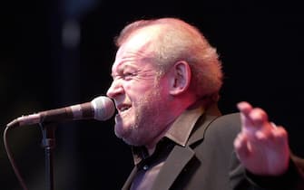 ZUR192 - 20000719 - ZURICH, SWITZERLAND: US singer Joe Cocker sings during a concert as part of the "Live at Sunset ppen air festival" in Zurich on Wednesday evening 19 July 2000.  EPA PHOTO  EYSTONE/WALTER BIERI