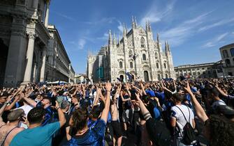 Inter Milan fans gather at Piazza del Duomo prior to the UEFA Champions League final football match between Paris Saint-Germain (PSG) and Inter Milan held in Munich, in Milan on May 31, 2025. (Photo by Stefano Rellandini / AFP)