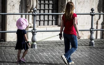 Una mamma con la figlia a passeggio davanti palazzo Chigi, Roma, 21 settembre 2018. ANSA/ANGELO CARCONI