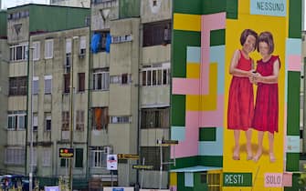 Il murales che ritrae due bambine da il benvenuto al Parco Verde di Caivano ( Napoli) dove due cuginette sarebbero state violentate da alcuni ragazzi quasi tutti minorenni, 25 agosto 2023 ANSA / CIRO FUSCO