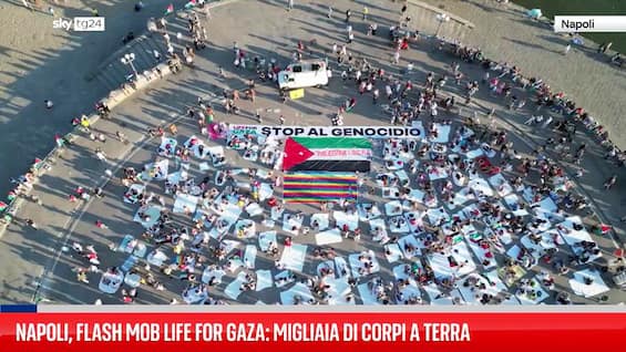 Napoli, flash mob Life for Gaza: migliaia di corpi a terra Napoli, flash mob Life for Gaza: migliaia di corpi a terra