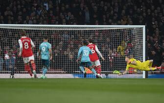 epa10584450 Arsenal's Aaron Ramsdale (R) watches as Southampton's Carlos Alcaraz (not pictured) scores his team's first goal during the English Premier League soccer match between Arsenal and Southampton at the Emirates Stadium in London, Britain, 21 April 2023.  EPA/NEIL HALL