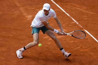 epa11310540 Jannik Sinner of Italy in action during his round of 16 match against Karen Khachanov of Russia at the Madrid Open tennis tournament in Madrid, Spain, 30 April 2024.  EPA/JUANJO MARTIN