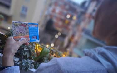 Una donna tiene in mano un biglietto della Lotteria Italia, Roma, 6 gennaio 2024. ANSA (biglietti, biglietto, gioco, lotteria)