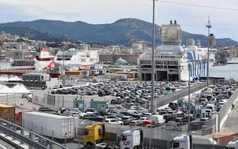 Lunghe code di auto e mezzi pesanti per entrare nel porto verso il Terminal  Traghetti. Genova, 17 luglio  2021.
ANSA/LUCA ZENNARO                                                                                                                      