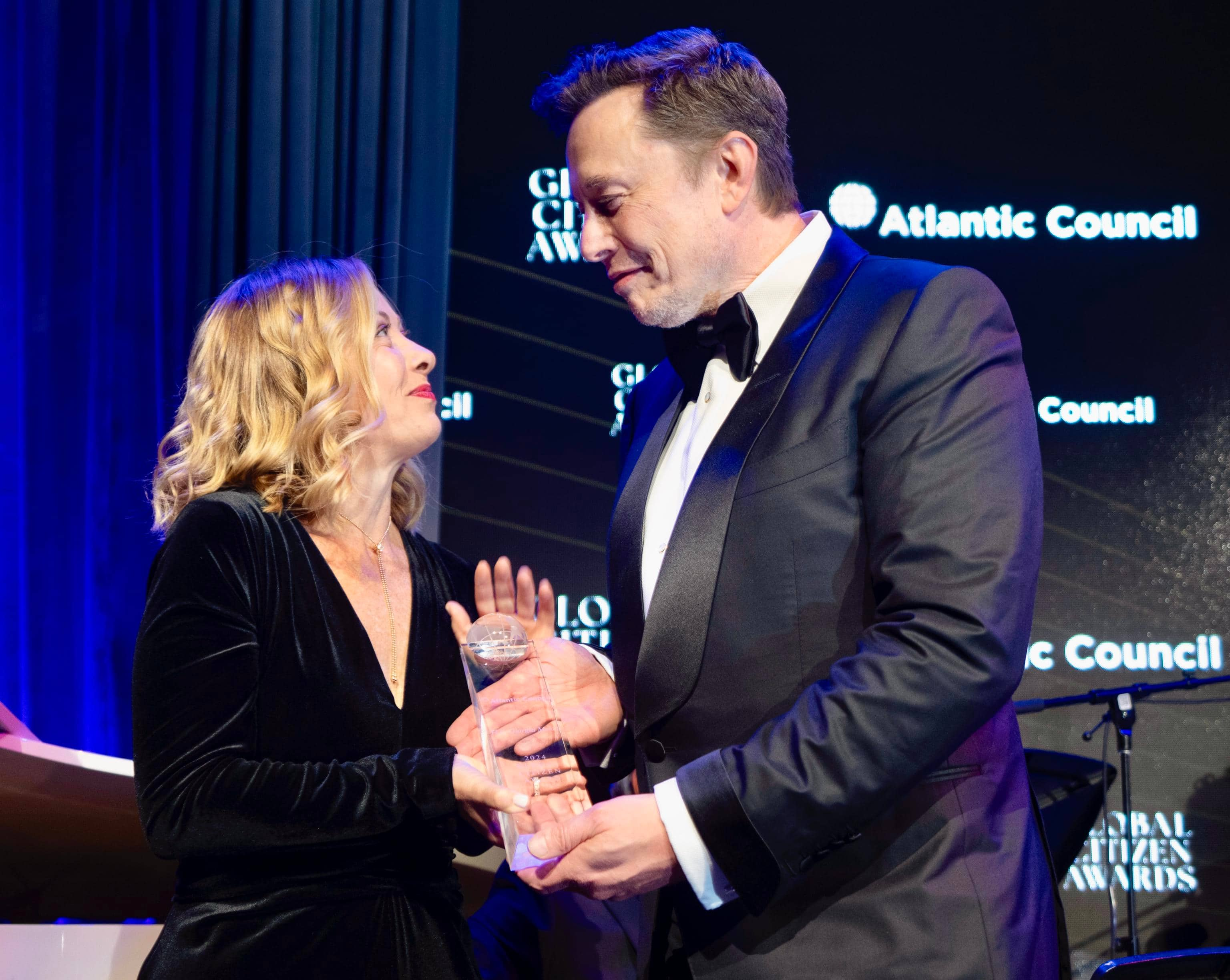 La premier Giorgia Meloni riceve alla Ziegfeld Ballroom di New York il 'Global Citizen Award 2024' dell'Atlantic Council da Elon Musk "per il suo ruolo pionieristico di prima donna capo di governo in Italia, il suo forte sostegno all'Unione Europea e all'alleanza transatlantica nonché per la sua presidenza del G7 nel 2024", 24 settembre 2024. ANSA/FILIPPO ATTILI/US PALAZZO CHIGI +++ NPK +++ NO SALES, EDITORIAL USE ONLY +++