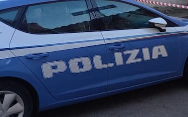 Polizia all'esterno dello stabile dove una donna di 51 anni ha ucciso a coltellate la figlia di 13 anni all'interno della loro abitazione e ha tentato, poi, di suicidarsi, Silì, Provincia di Oristano. ANSA