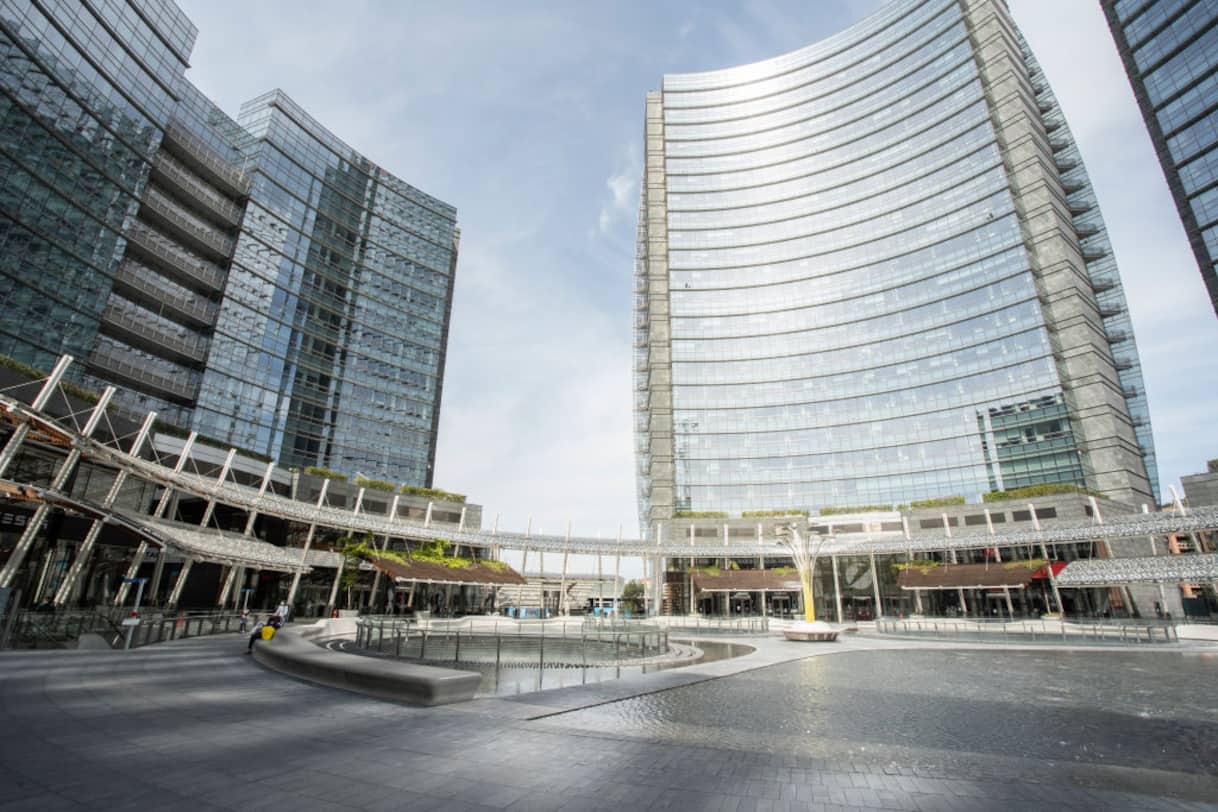 Milano, donna aggredita con un coltello in piazza Gae Aulenti: è grave