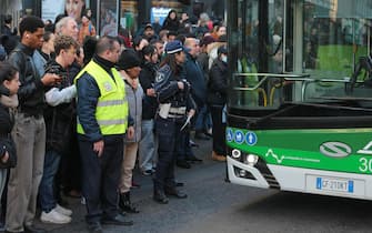 Interrotta la linea metropolitana MM1 da Cairoli a Rovereto, Milano, 28 Novembre 2023. Code con centinaia di persone per centinaia metri fuori da Pasteur M1 per attendere i bus sostitutivi. ANSA/DAVIDE CANELLA