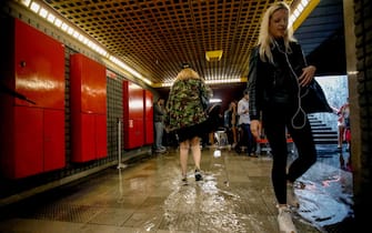 Acqua nella metro Duomo a causa della pioggia forte in centro a Milano, 6 luglio 2023.ANSA/MOURAD BALTI TOUATI

