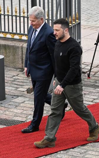 epa10605914 Ukraine President Volodymyr Zelensky (R) arrives to meet his Finnish counterpart Sauli Niinisto President of Finland (L) in Helsinki, Finland, 03 May 2023. Zelenskiy arrived in Finland on Wednesday for meetings with Nordic leaders to discuss the war with Russia and European relations.  EPA/KIMMO BRANDT