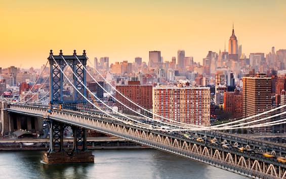 USA, New York bans street vendors from Brooklyn Bridge