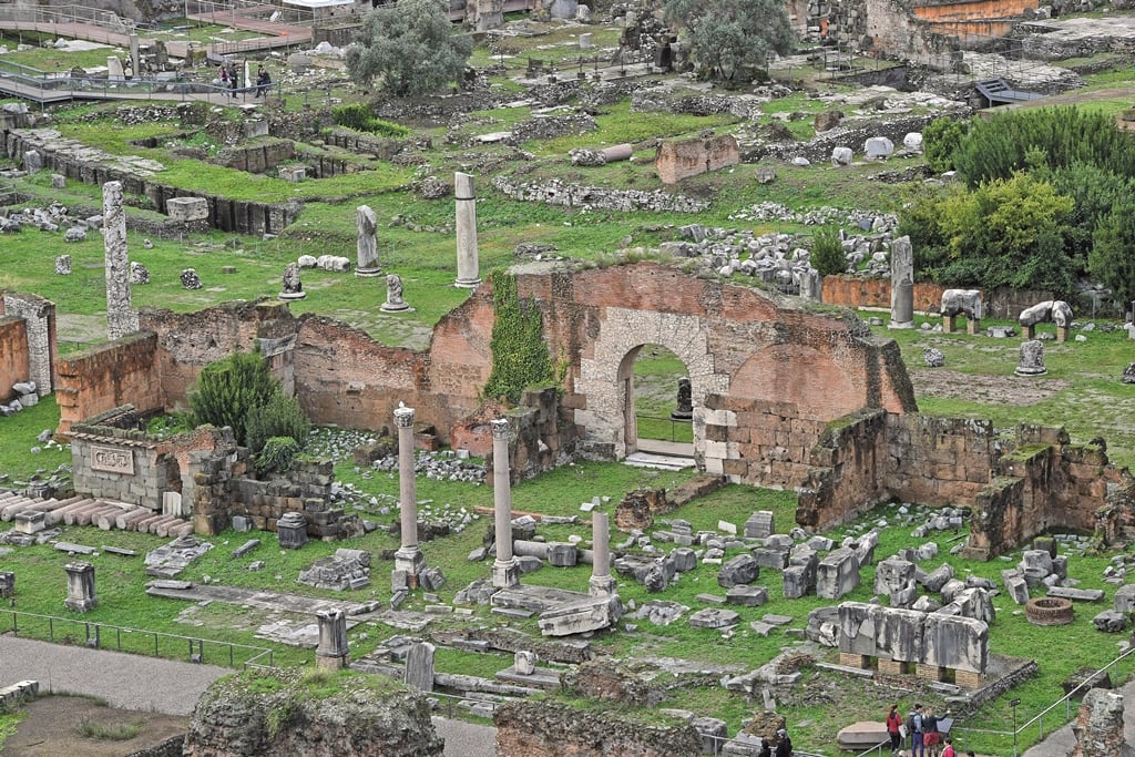 Resti_della_basilica_Emilia_II_secolo_a.C._Roma_Foro_Romano.jpg