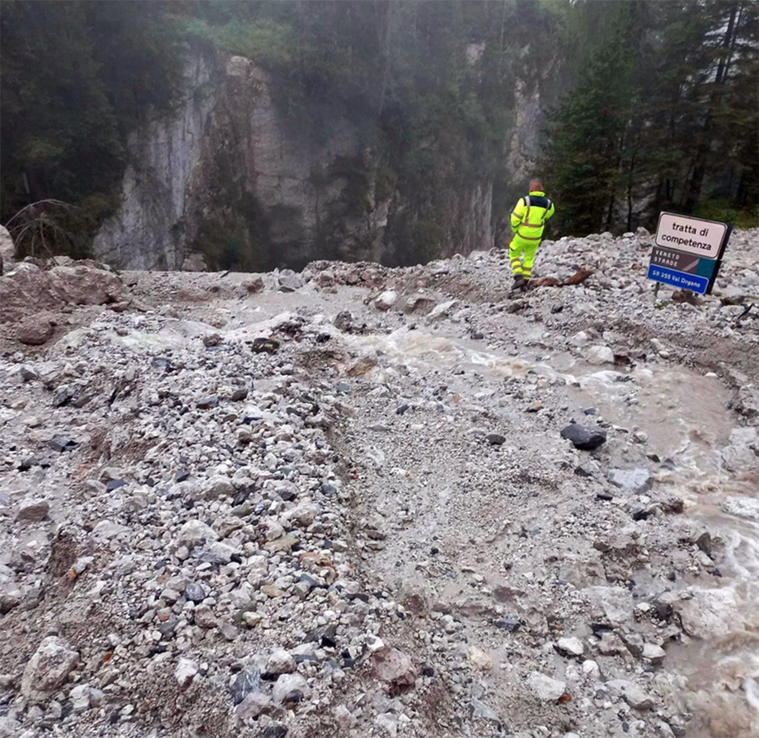 Una colata di detriti mossa dal maltempo delle ultime ore ha causato la chiusura della Strada regionale 355 della Val Degano, che collega i comuni di San Pietro di Cadore, in provincia di Belluno, e Sappada, in provincia di Udine, 7 agosto 2024. FACEBOOK VENETOSTRADE 
+++ATTENZIONE LA FOTO NON PUO' ESSERE PUBBLICATA O RIPRODOTTA SENZA L'AUTORIZZAZIONE DELLA FONTE DI ORIGINE CUI SI RINVIA+++ NPK +++