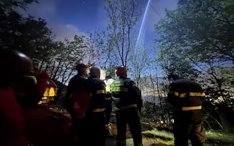 Soccorritori al lavoro nei pressi del luogo della caduta della funivia del Monte Faito che ha provocato quattro vittime e un ferito che versa in condizioni critiche, 17 aprile 2025. ANSA/CESARE ABBATE