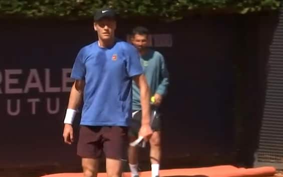 https://static.sky.it/editorialimages/b39b49290d5fbfa48a8f3d6783f42f7642ffd48d/skysport/it/tennis/video/2025/05/08/sinner-internazionali-roma-allenamento-ruud-video/sinner_stamp.jpg?im=Resize,width=565