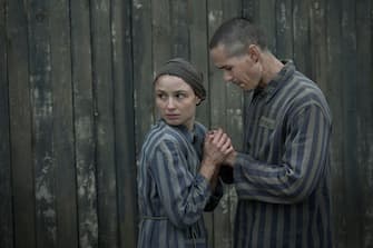 Jonah Hauer-King as Lali Sokolov & Anna Próchniak as Gita Furman in Auschwitz.