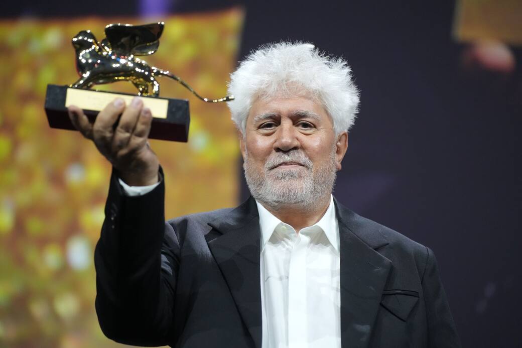 102678-AWARD_CEREMONY_VENEZIA_81_-_Pedro_Almod_var_Credits_Andrea_Avezz_La_Biennale_di_Venezia_-_Foto_ASAC_1_.JPG