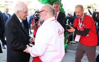 Il presidente della Repubblica Sergio Mattarella è arrivato, accolto da molti applausi, a Monza per partecipare all'inaugurazione di PizzAut, la pizzeria in cui lavorano ragazzi affetti da sindrome autistica, 02 aprile 2023. L'inaugurazione si tiene oggi Giornata mondiale sulla consapevolezza dell'autismo. Ad accoglierlo sono stati il sindaco di Monza Paolo Pilotto, il presidente della provincia di Monza e Brianza, Luca Santambrogio, il vicepresidente della Regione Lombardia Marco Alparone, il vescovo ausiliare dell'arcidiocesi di Milano, Giovanni Raimondi e il fondatore di PizzAut Nico Acampora, insieme ai ragazzi dello staff.
ANSA/MATTEO BAZZI