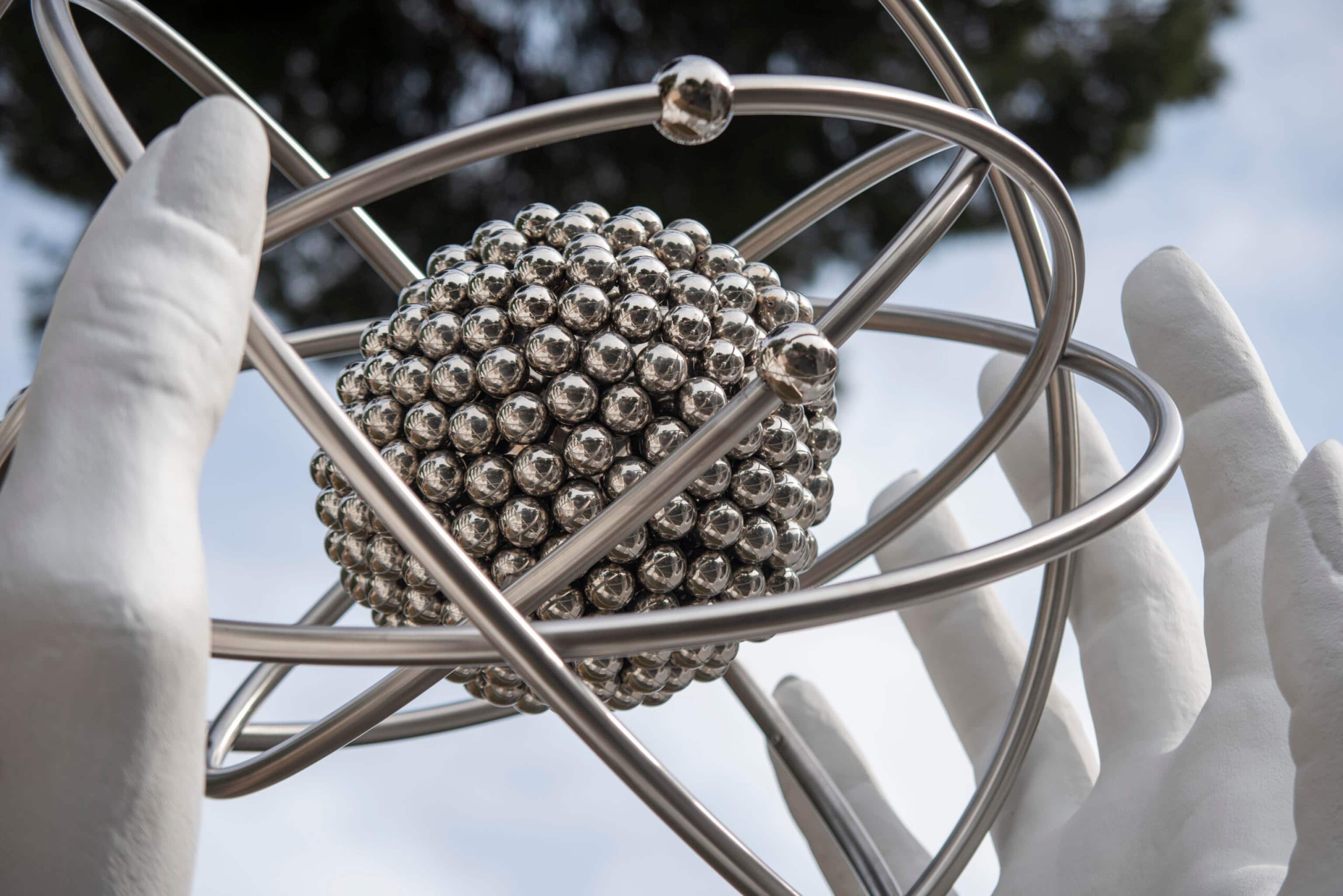 Si chiama "Urania's passion"; è una scultura alta 4 metri che da oggi nella città universitaria della Sapienza Università di Roma vuole celebrare il contributo fondamentale delle donne alla scienza e invitare a superare i pregiudizi di genere. L'opera - due mani femminili che sorreggono una rappresentazione dell'atomo - è stata realizzata dall'artista Lorenzo Quinn nell'ambito del progetto "Investing for future. Donne e STEAM: da gap a plus", Roma, 20 maggio 2025. ANSA/US Omnicom PR Group +++ NPK +++ NO SALES, EDITORIAL USE ONLY +++