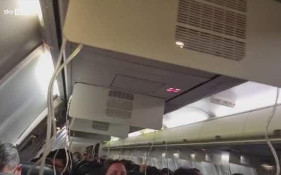 Volo Cagliari Linate, aereo scende di quota: panico a bordo