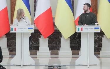 epa10482249 Ukraine's President Volodymyr Zelensky (R) and Italian Prime Minister Giorgia Meloni (L) attend a joint press conference following their meeting in Kyiv, Ukraine, 21 February 2023. Giorgia Meloni arrived in Ukraine to meet with top officials amid Russia's invasion.  EPA/SERGEY DOLZHENKO