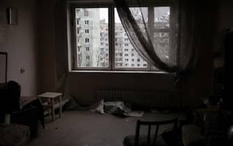 EDITORS NOTE: Graphic content / (FILES) This photograph taken on April 23, 2023, shows the interior of an apartment in a residential building damaged by shelling in the frontline city of Bakhmut, Donetsk region, amid the Russian invasion of Ukraine. Russia's private army Wagner claimed on May 20, 2023, the total control of the east Ukrainian city of Bakhmut, the epicentre of fighting, as Kyiv said the battle was continuing but admitted the situation was "critical". Bakhmut, a salt mining town that once had a population of 70,000 people, has been the scene of the longest and bloodiest battle in Moscow's more than year-long Ukraine offensive. The fall to Russia of Bakhmut, where both Moscow and Kyiv are believed to have suffered huge losses, would have high symbolic value. (Photo by Anatolii Stepanov / AFP)