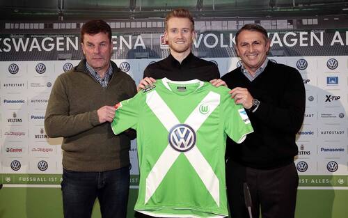 WOLFSBURG, GERMANY - FEBRUARY 04: Head coach Dieter Hecking (L) ,  Andre Schuerrle (C) and Manager Klaus Allofs (R) of Wolfsburg poses for the media during the Press Conference at Volkswagen Arena on February 4, 2015 in Wolfsburg, Germany.  (Photo by Oliver Hardt/Bongarts/Getty Images)