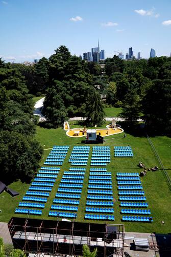 Fase 3 , ultimi preparativi per il cinema e teatro all' aperto nel giardino della Triennale di Milano