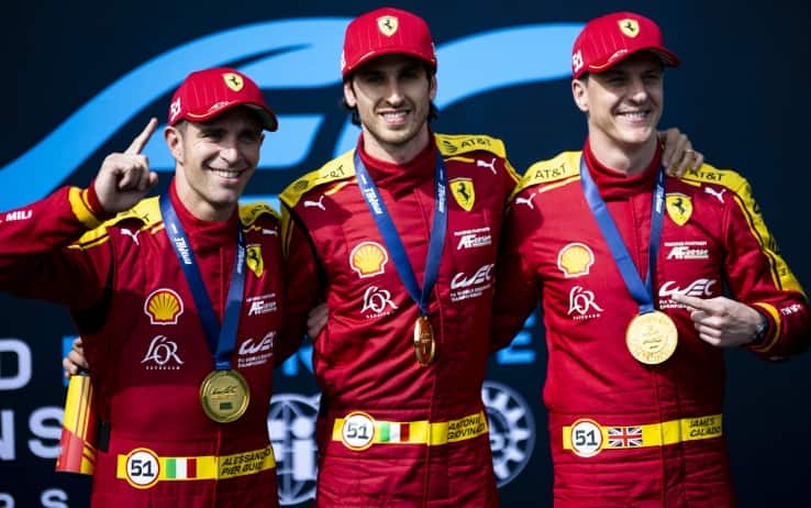 Alessandro Pier Guidi, Antonio Giovinazzi e James Calado al termine delle qualifiche a Imola. L'equipaggio #51 partirà dalla pole position Wec Ferrari Pier Guidi-Giovinazzi-Calado Imola 2025