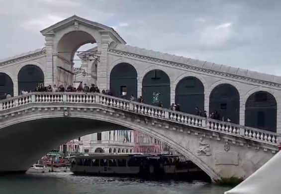 venezia vaporetto fuori controllo va a sbattere contro il ponte di rialto