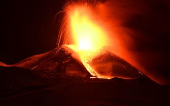 The volcano Etna spews hot lava, near Catania, Sicily island, Italy, 01 December 2023. ANSA/Orietta Scardino (vulcano, lapilli)
