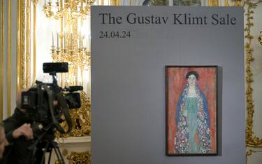 A cameraman takes footage of the painting 'Bildnis Fraeulein Lieser' (Portrait of Miss Lieser) by Austrian artist Gustav Klimt (1862 - 1918) during a press conference of the Kinsky Art Auction House in Vienna, Austria on January 25, 2024. A late painting by Austrian artist Gustav Klimt has resurfaced in a private collection and will be sold in April, Viennese auction house Kinsky said on January 25. 'Bildnis Fraeulein Lieser' (Portrait of Miss Lieser) was commissioned by a wealthy Jewish industrialist's family and painted by Klimt in 1917 shortly before he died. (Photo by ROLAND SCHLAGER / APA / AFP) / Austria OUT / RESTRICTED TO EDITORIAL USE - MANDATORY MENTION OF THE ARTIST UPON PUBLICATION - TO ILLUSTRATE THE EVENT AS SPECIFIED IN THE CAPTION (Photo by ROLAND SCHLAGER/APA/AFP via Getty Images)