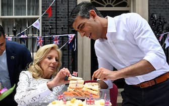 epa10613716 British Prime Minister Rishi Sunak (R) offers US First Lady Jill Biden a sandwich during a coronation big lunch for community heroes, Ukraine refugees, and youth groups at 10 Downing Street in London, Britain, 07 May 2023, following the coronation of Britain's King Charles III at Westminster Abbey in London on 06 May.  EPA/ANDY RAIN / POOL