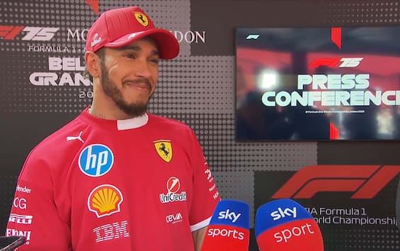 https://static.sky.it/editorialimages/b4482640149df4403d7b77d763d706614ff6bd15/skysport/it/motori/formula-1/video/2025/07/27/f1-hamilton-gp-spa-intervista/hamilton_intervista_stamp.jpg?im=Resize,width=565